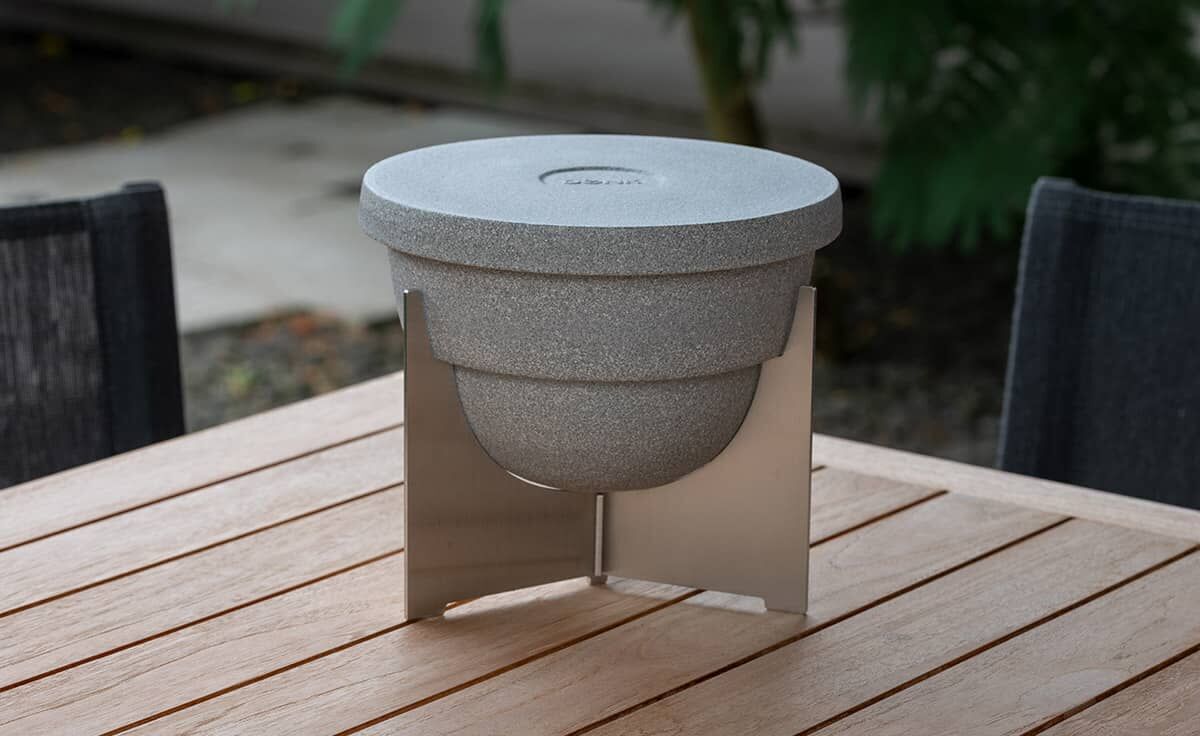 DENK Keramik Schmelzfeuer Outdoor L Granicium mit Fuß aus Edelstahl | Deckel L (SLG + SLG-DE) von DENK Keramik